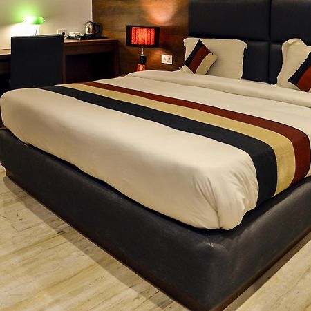 Oyo 1358 Hotel Crossroad Lucknow Buitenkant foto