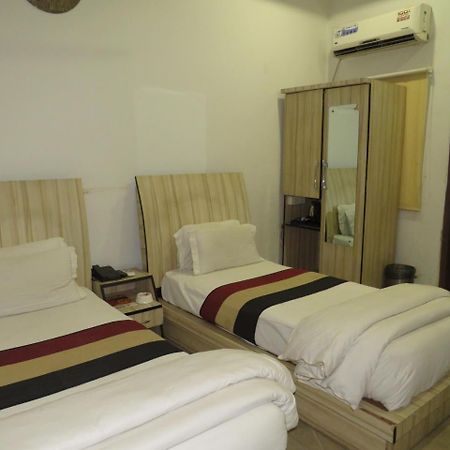 Oyo 1358 Hotel Crossroad Lucknow Buitenkant foto