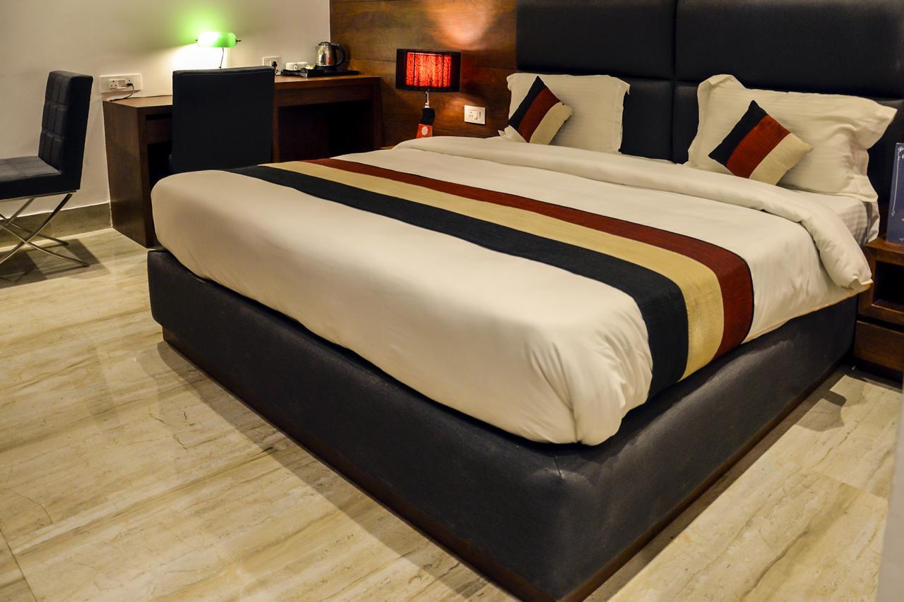 Oyo 1358 Hotel Crossroad Lucknow Buitenkant foto
