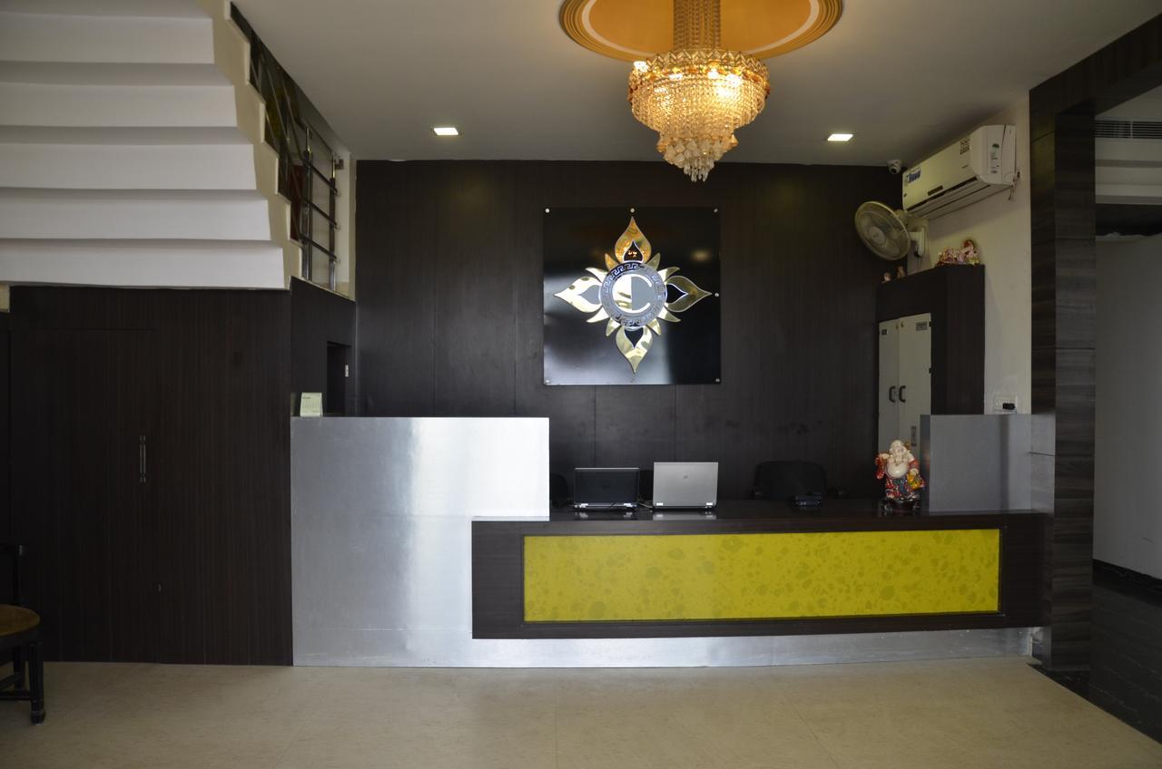 Oyo 1358 Hotel Crossroad Lucknow Buitenkant foto