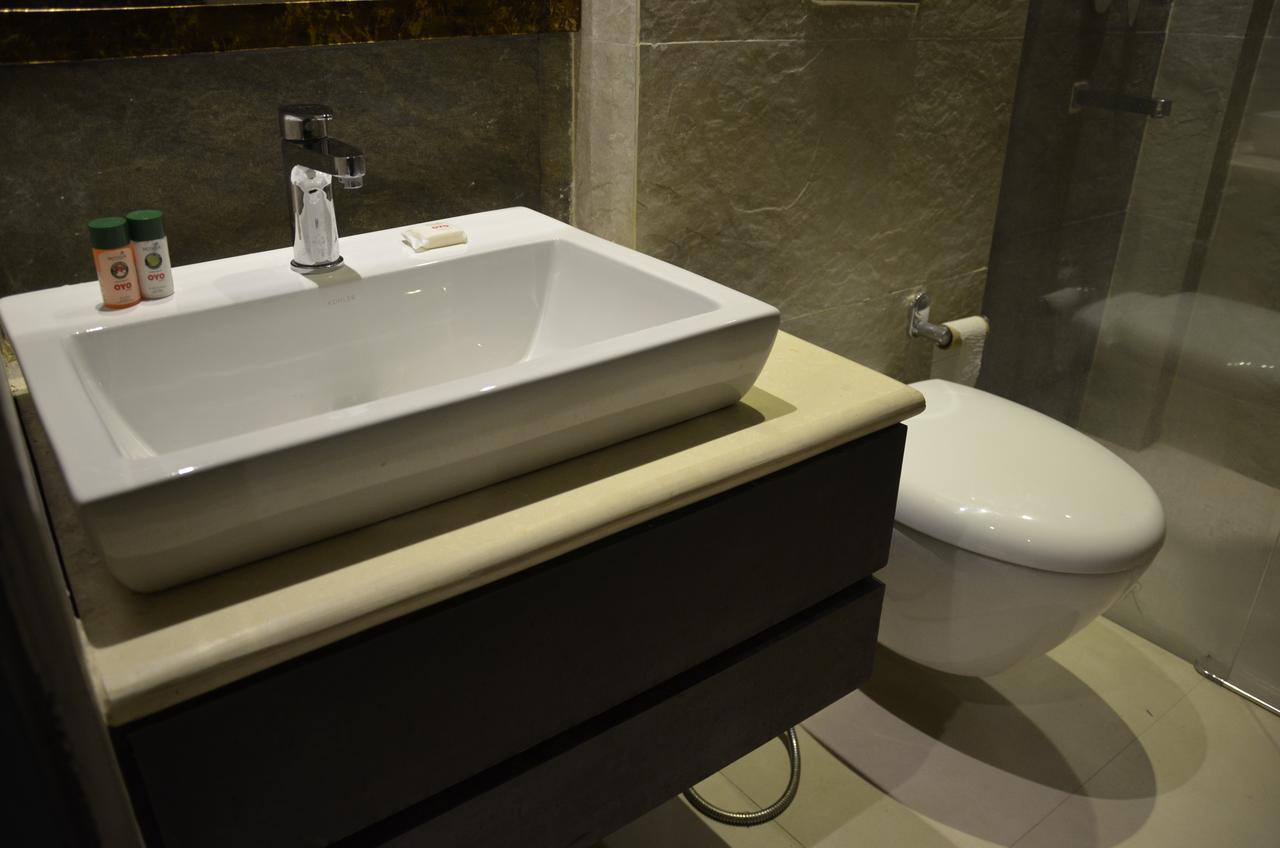 Oyo 1358 Hotel Crossroad Lucknow Buitenkant foto