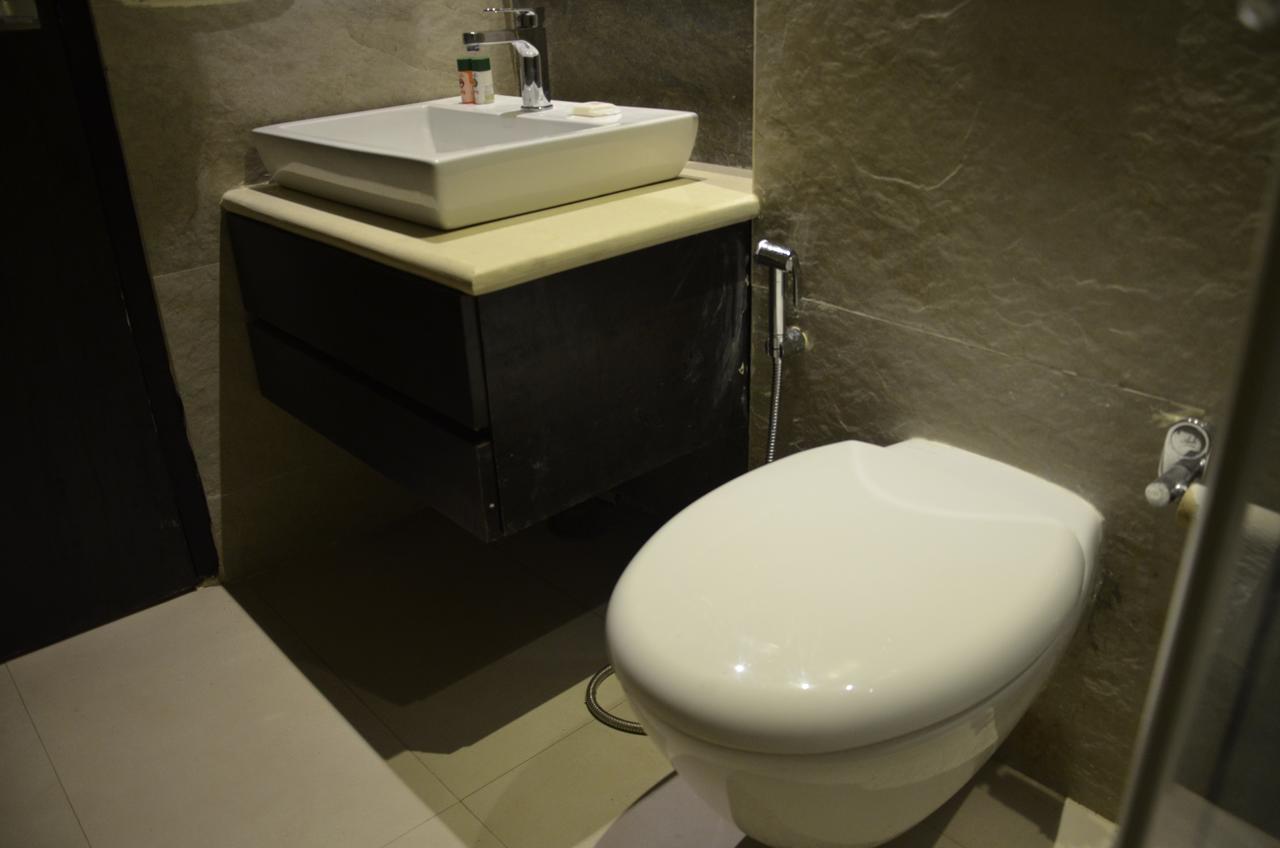 Oyo 1358 Hotel Crossroad Lucknow Buitenkant foto