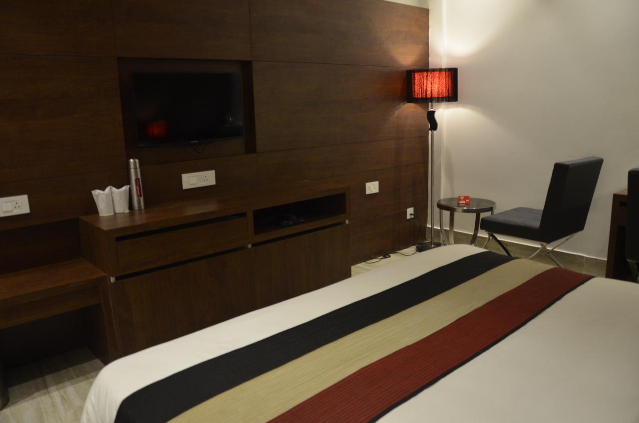Oyo 1358 Hotel Crossroad Lucknow Buitenkant foto