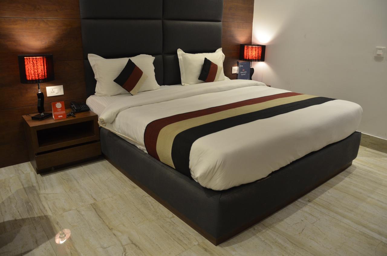 Oyo 1358 Hotel Crossroad Lucknow Buitenkant foto