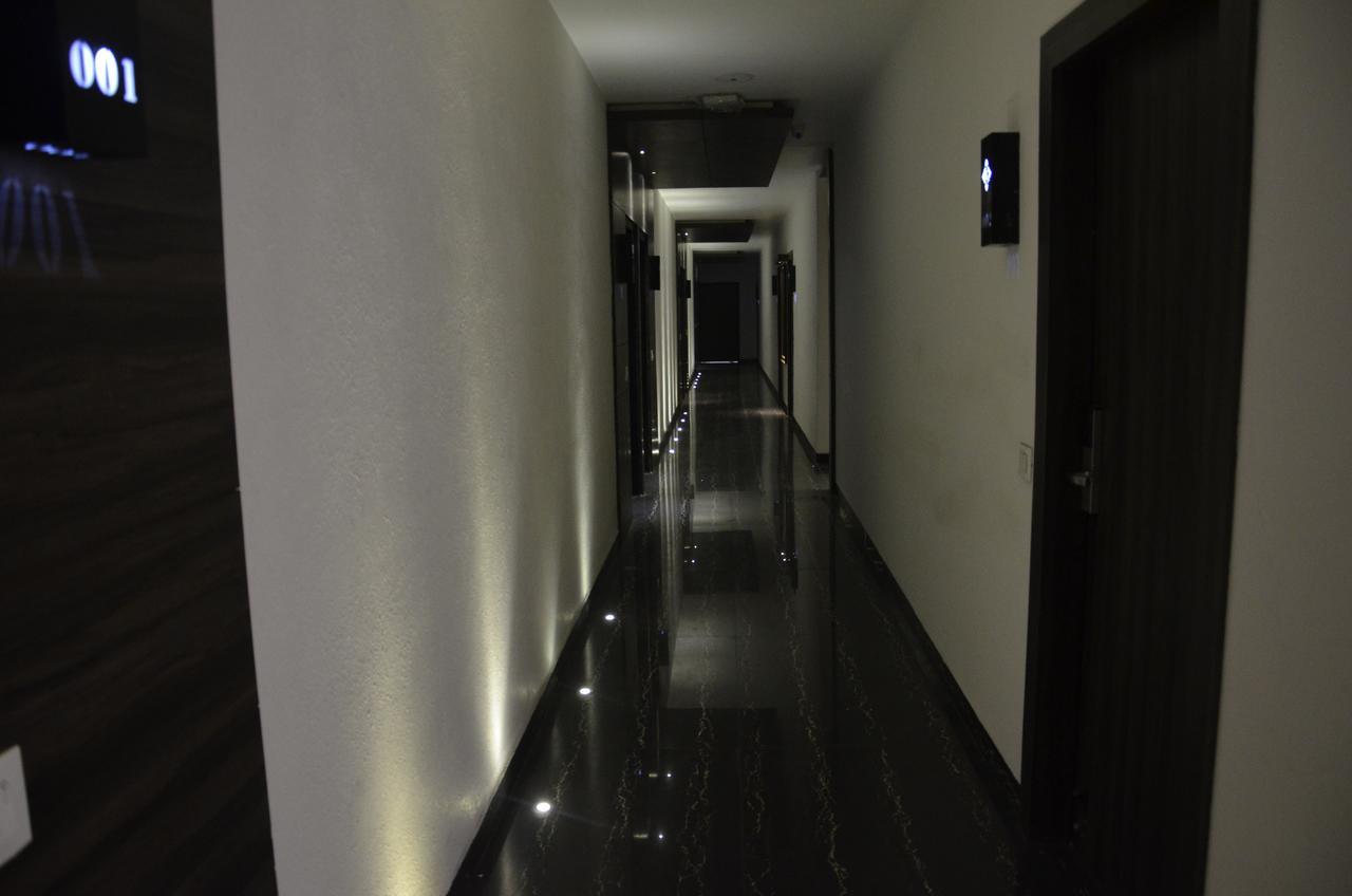 Oyo 1358 Hotel Crossroad Lucknow Buitenkant foto
