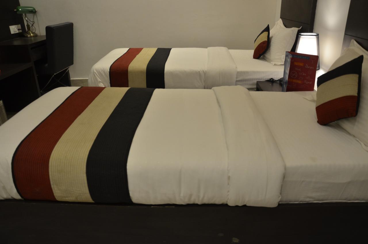Oyo 1358 Hotel Crossroad Lucknow Buitenkant foto