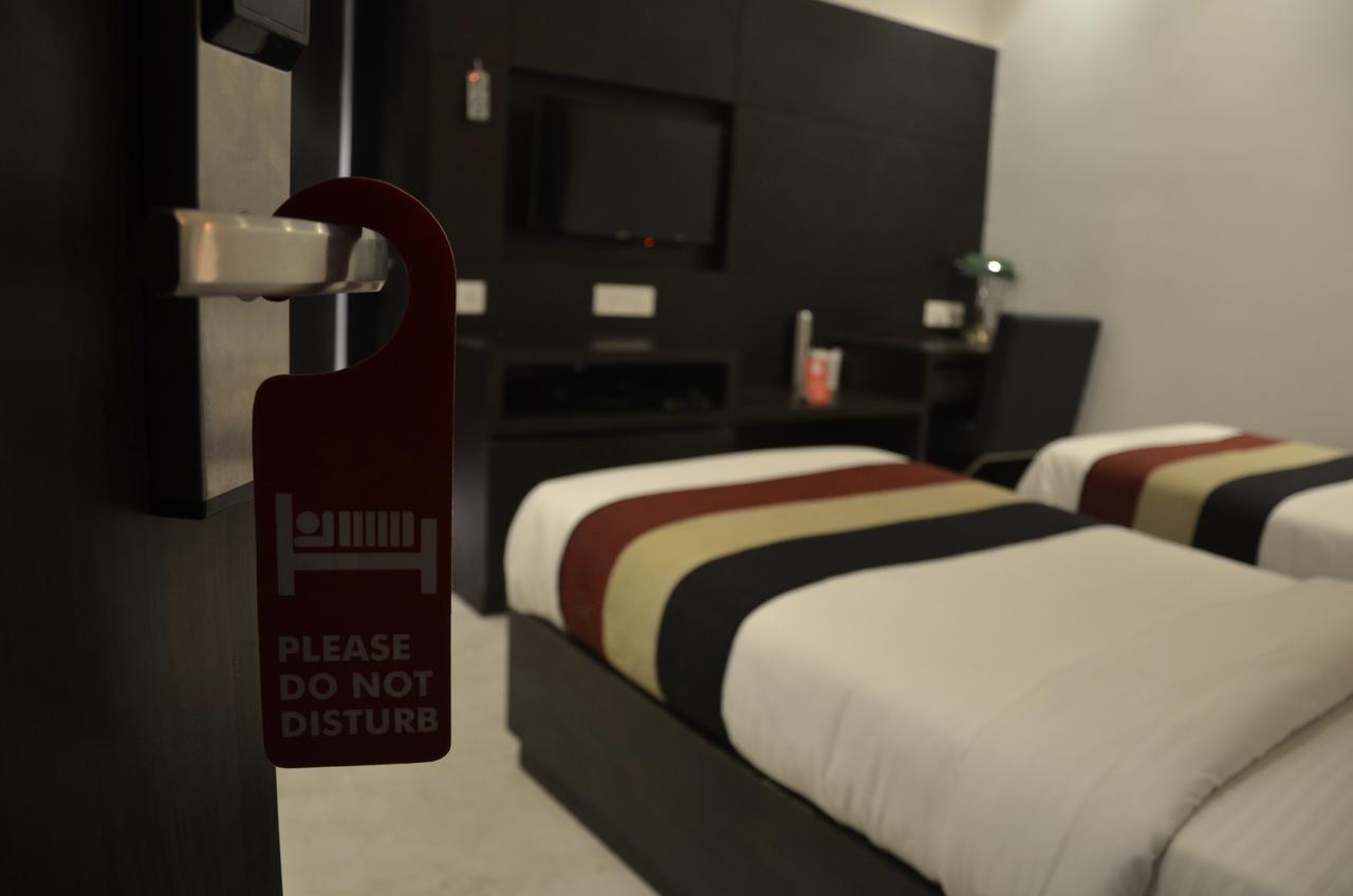 Oyo 1358 Hotel Crossroad Lucknow Buitenkant foto