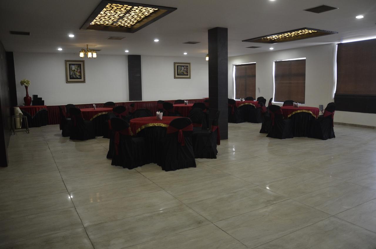 Oyo 1358 Hotel Crossroad Lucknow Buitenkant foto