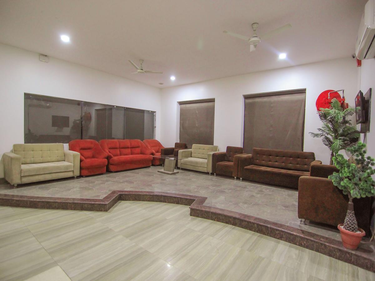 Oyo 1358 Hotel Crossroad Lucknow Buitenkant foto