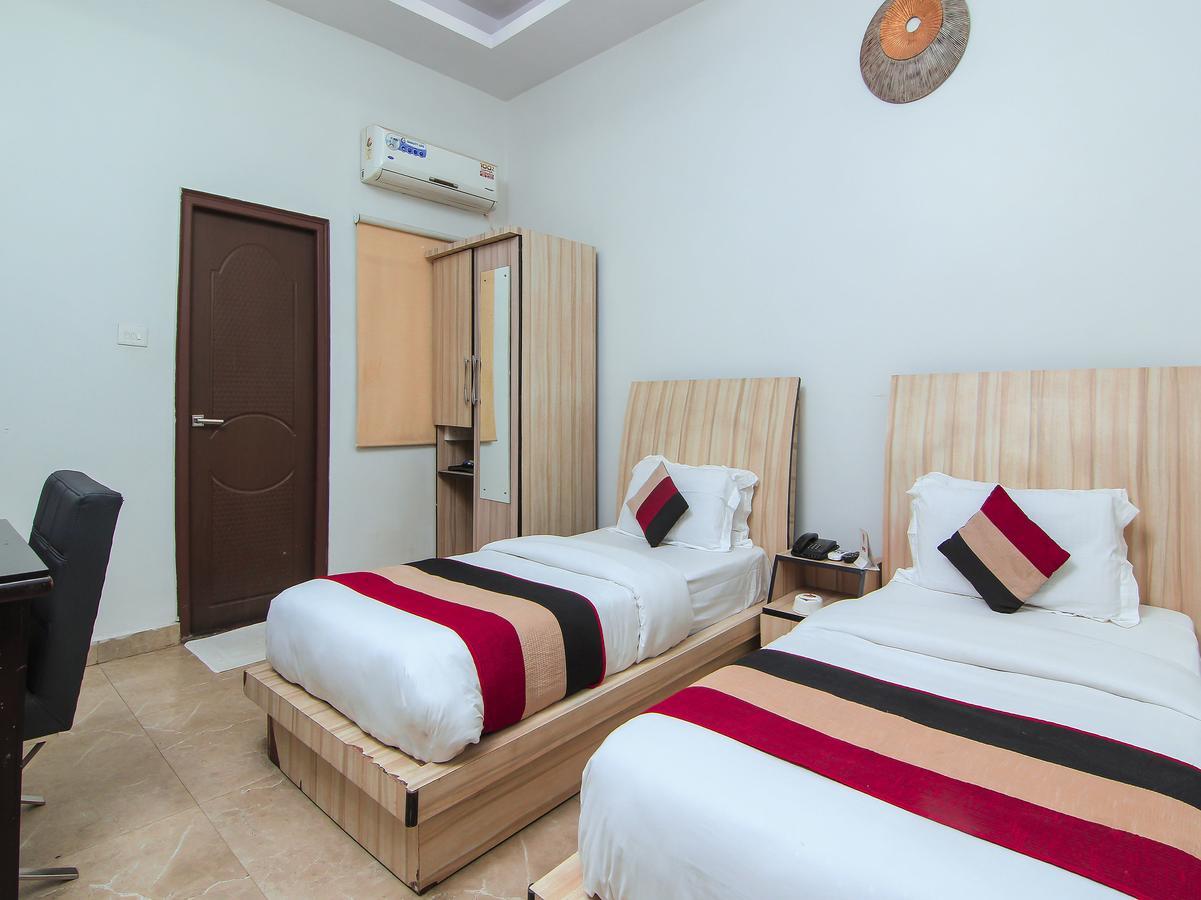 Oyo 1358 Hotel Crossroad Lucknow Buitenkant foto