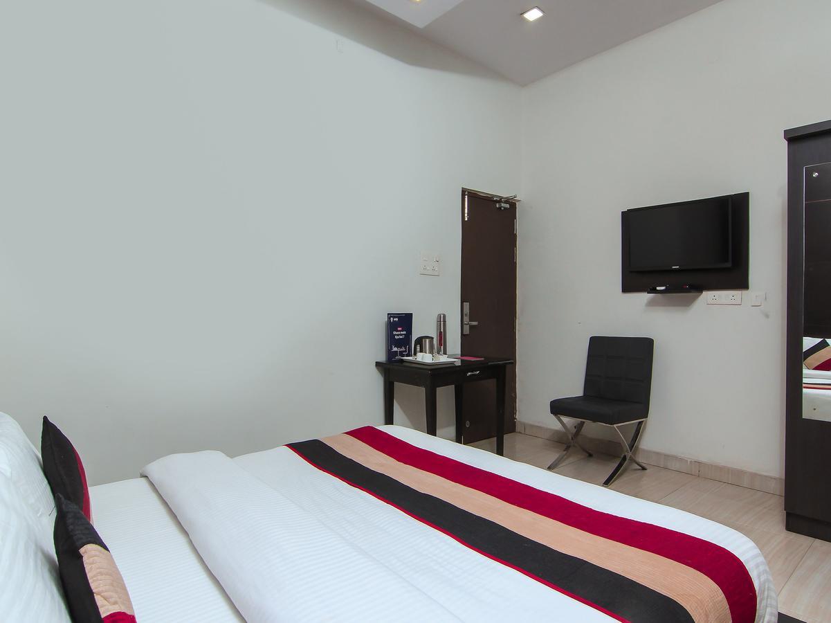 Oyo 1358 Hotel Crossroad Lucknow Buitenkant foto