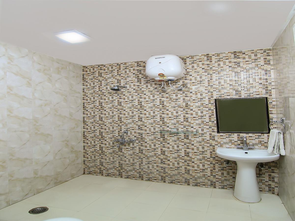 Oyo 1358 Hotel Crossroad Lucknow Buitenkant foto