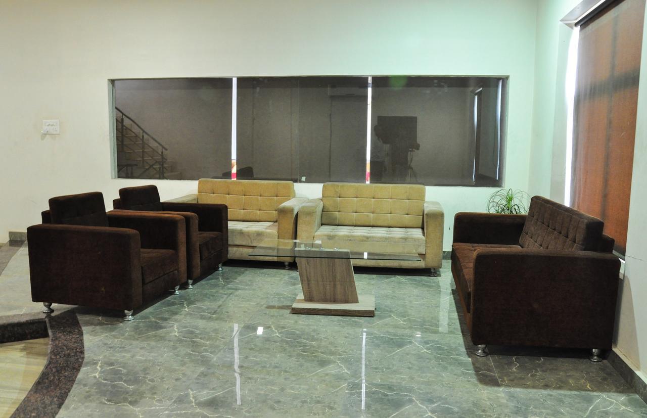Oyo 1358 Hotel Crossroad Lucknow Buitenkant foto