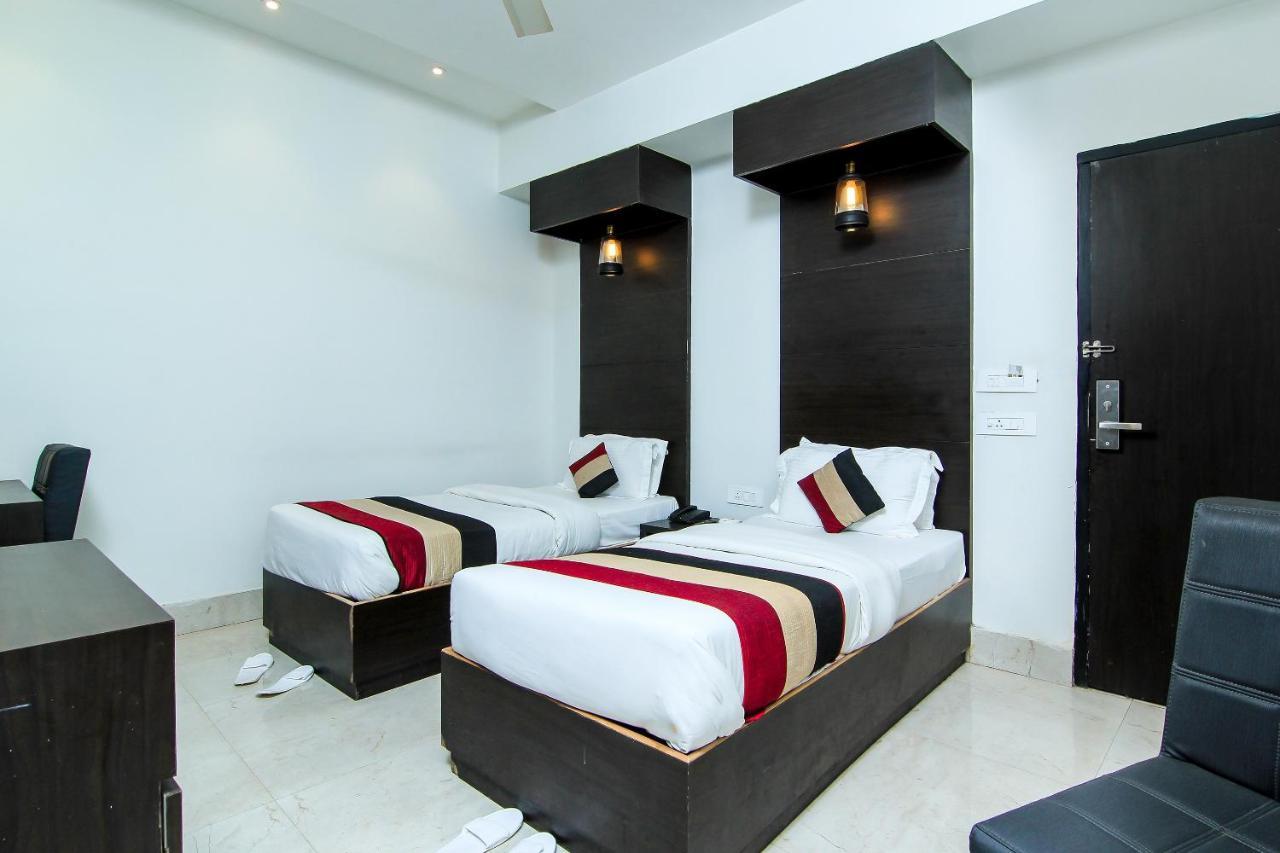 Oyo 1358 Hotel Crossroad Lucknow Buitenkant foto