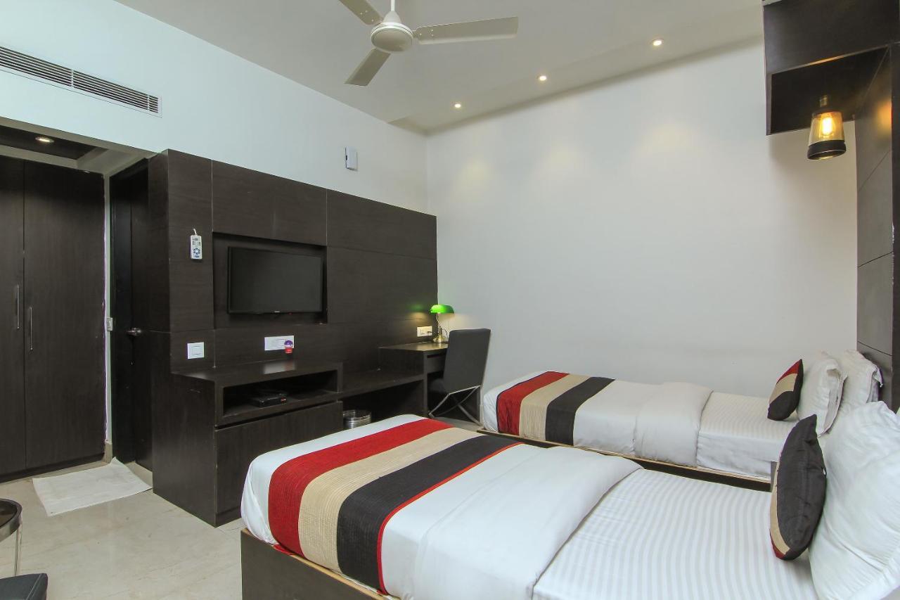 Oyo 1358 Hotel Crossroad Lucknow Buitenkant foto