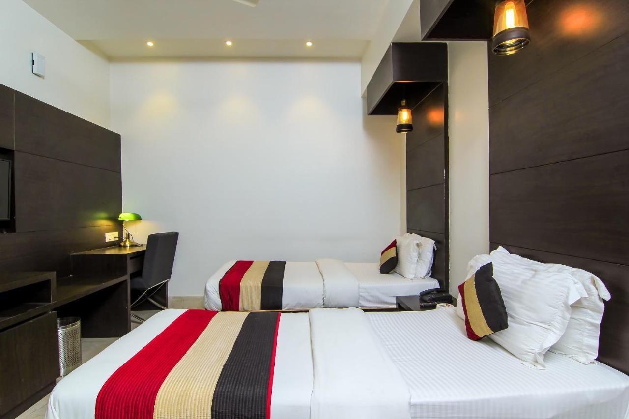 Oyo 1358 Hotel Crossroad Lucknow Buitenkant foto