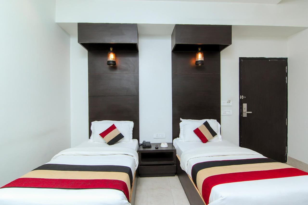Oyo 1358 Hotel Crossroad Lucknow Buitenkant foto