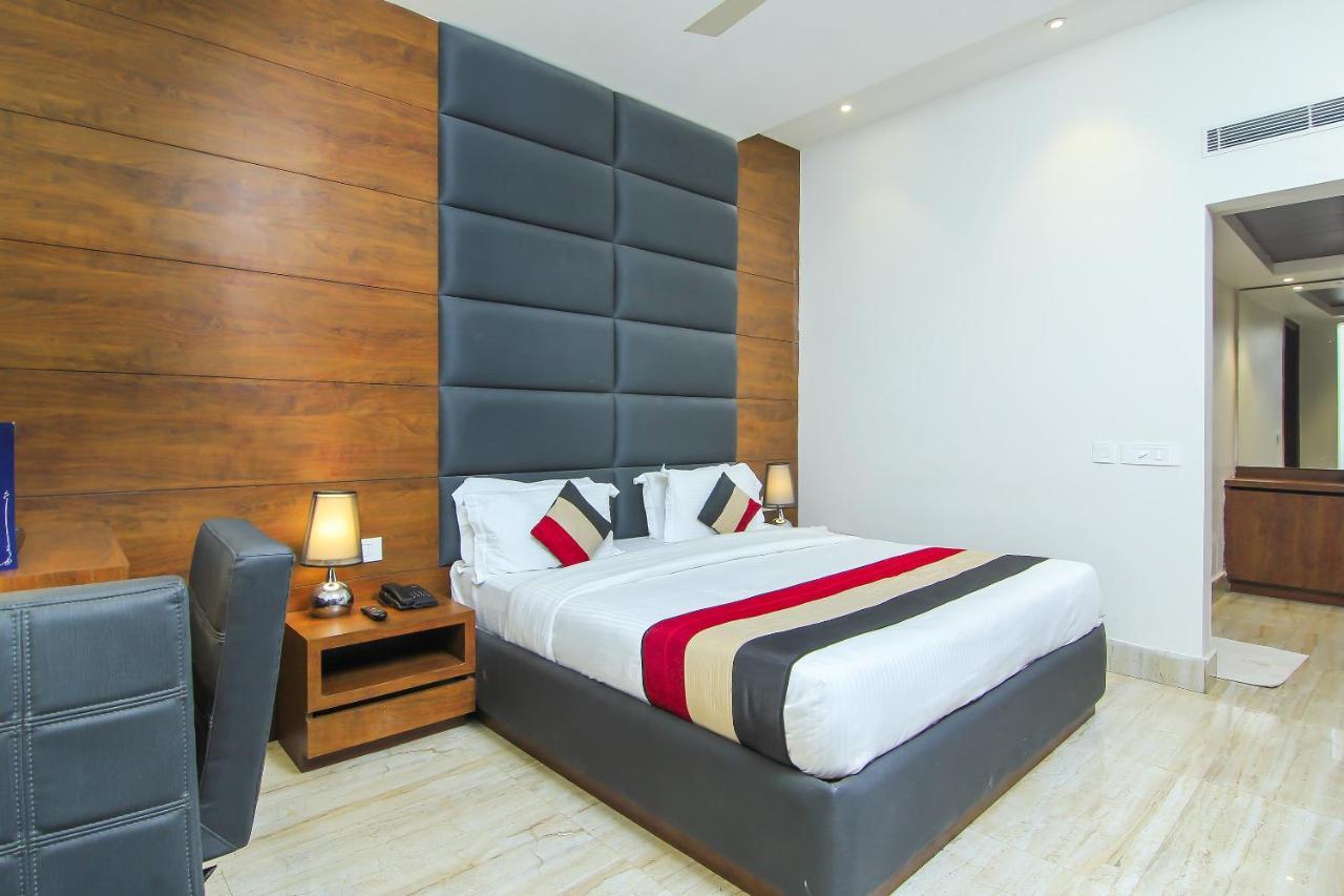 Oyo 1358 Hotel Crossroad Lucknow Buitenkant foto