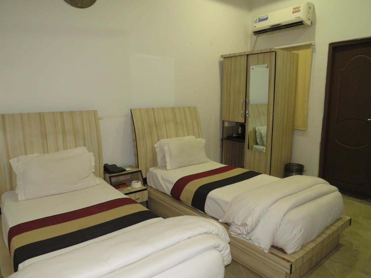 Oyo 1358 Hotel Crossroad Lucknow Buitenkant foto