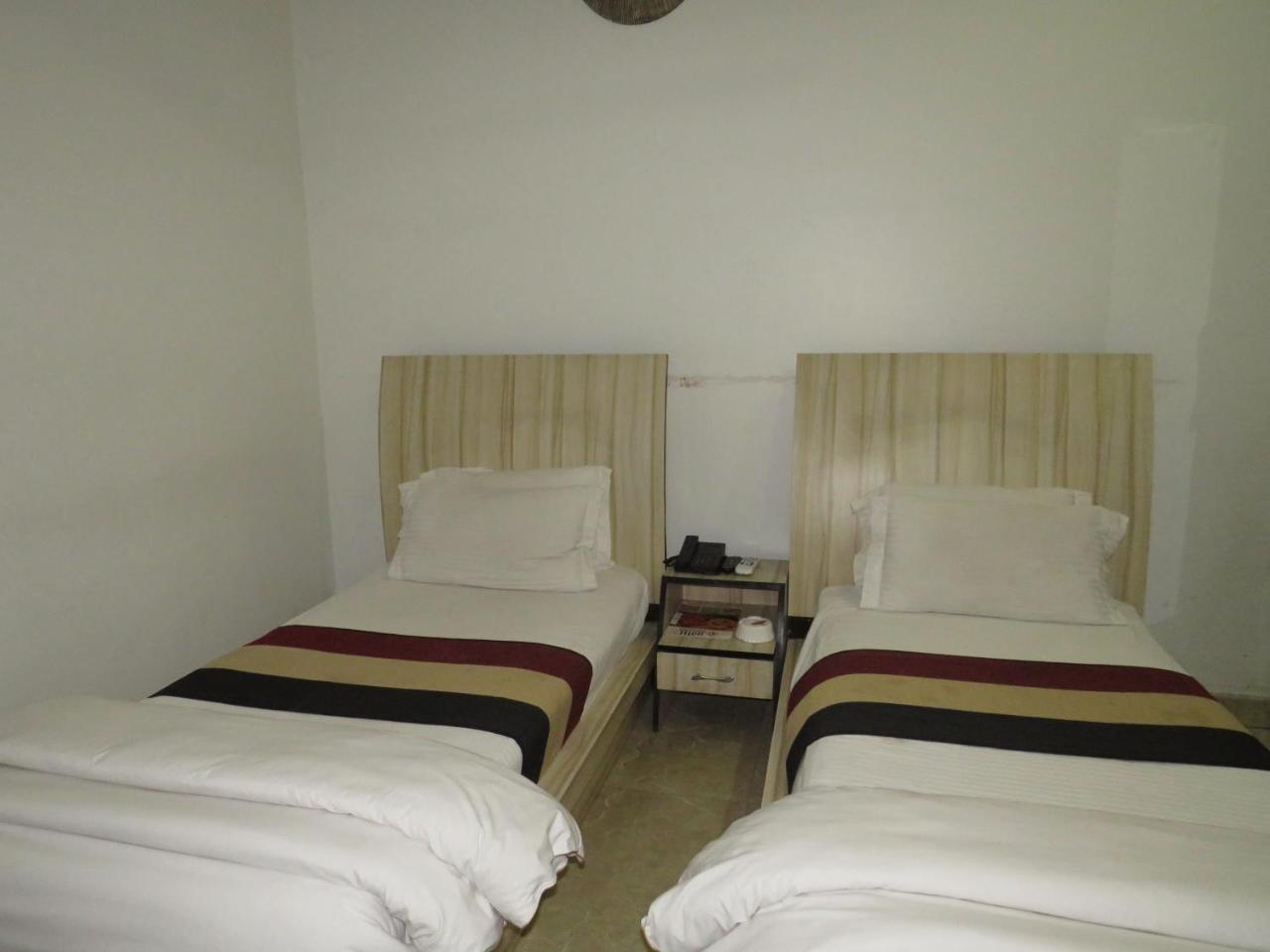 Oyo 1358 Hotel Crossroad Lucknow Buitenkant foto