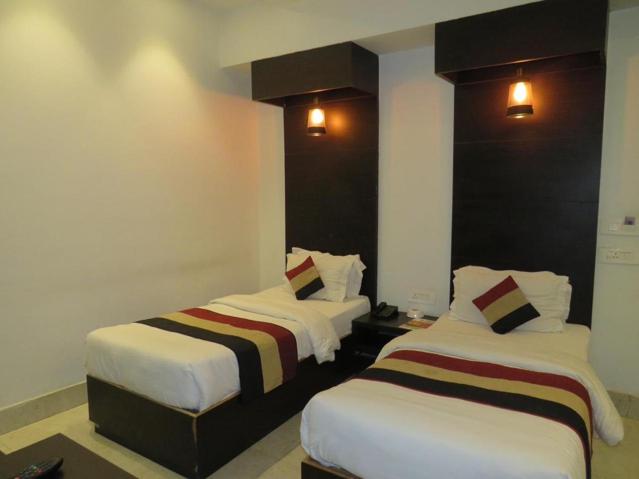 Oyo 1358 Hotel Crossroad Lucknow Buitenkant foto
