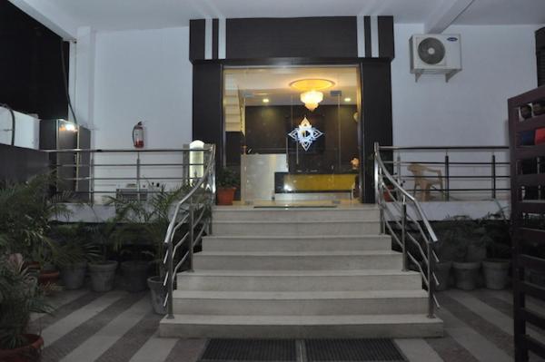 Oyo 1358 Hotel Crossroad Lucknow Buitenkant foto