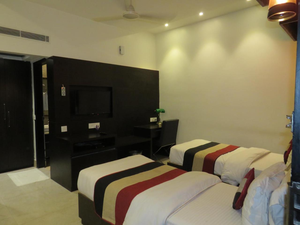 Oyo 1358 Hotel Crossroad Lucknow Buitenkant foto
